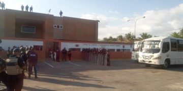 Un recluso muerto y tres policías gravemente heridos fue el saldo del motín en la PNB de Valencia