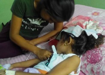 Muere niña que fue presuntamente envenenada al tomar refresco con ácido