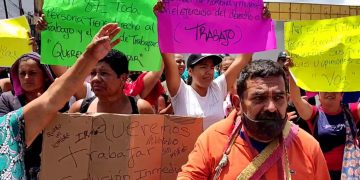 Continúa la protesta de 400 trabajadores informales por su derecho al trabajo 