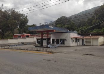 Boconeses padecen por falta de combustible