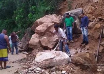 Sin ayuda del gobierno habitantes de Mitimbis limpian la vía