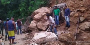 Sin ayuda del gobierno habitantes de Mitimbis limpian la vía