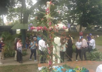 Honras a la Sagrada Cruz de Mayo y a las madres en «Los Ilustres»