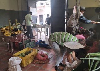 Feria de Hortalizas en estacionamiento de la iglesia El Carmen de Boconó