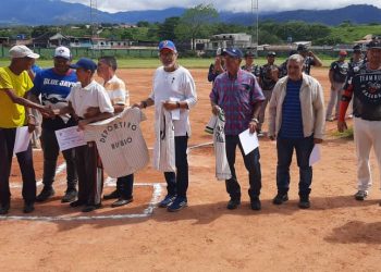 Team Rubio superior a Trabuco SurtiMedical en béisbol de adultos