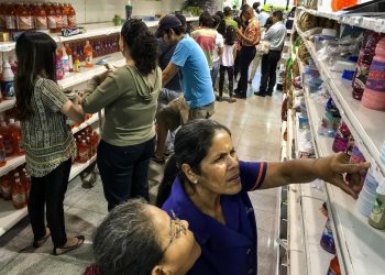 La canasta básica en Venezuela subió un 49 % en un año, según el Cendas