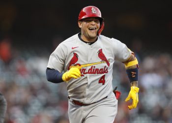 Yadier Molina lanza a los Cardenales y Ozuna lidera con jonrón a los Bravos