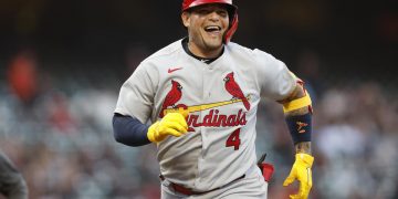 Yadier Molina lanza a los Cardenales y Ozuna lidera con jonrón a los Bravos
