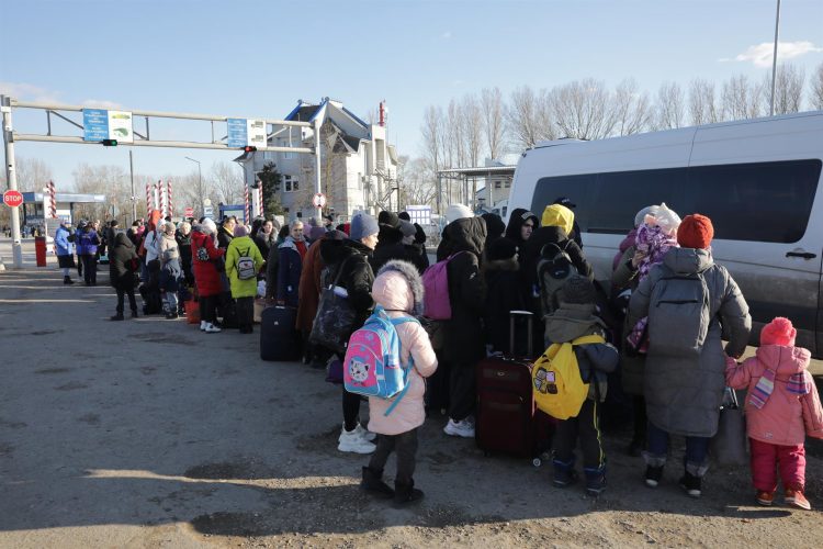 Imagen de archivo de refugiados ucranianos en la frontera de Palanca, entre Ucrania y Moldavia. EFE/EPA/AMEL PAIN