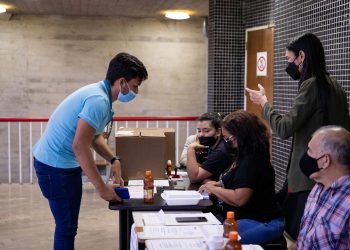 Jóvenes venezolanos luchan por vencer el desinterés en la política