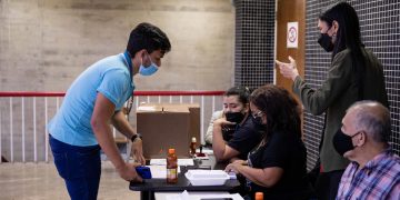 Jóvenes venezolanos luchan por vencer el desinterés en la política