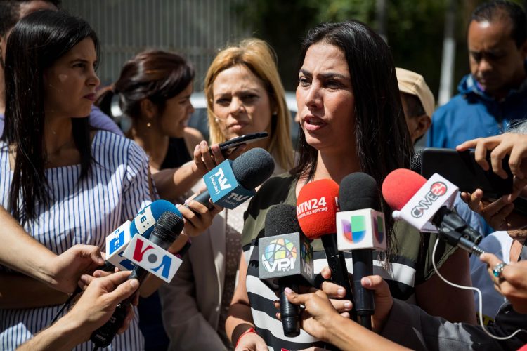 La diputada venezolana Adriana Pichardo da declaraciones a periodistas este sábado en Caracas (Venezuela), en una fotografía de archivo. EFE/Miguel Gutiérrez