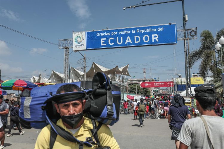 Fotografía del paso fronterizo en la población peruana de Aguas Verdes, el 11 de mayo de 2022, en la frontera entre Perú y Ecuador. EFE/ Aldair Mejía