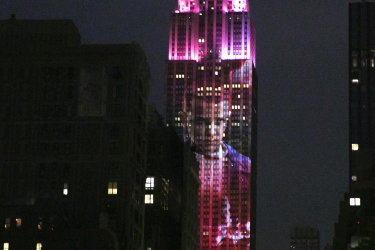Millie Bobby Brown como Eleven de Stranger Things 4, proyectada en el Empire State Building de Nueva York (EE.UU.). EFE/Sarah Yenesel
