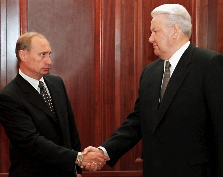 Los, entonces, presidente ruso Boris Yeltsin (d) y primer ministro Vladimir Putin (i) se saludaban antes de una reunión en el Kremlin, en agosto de 1999. EFE