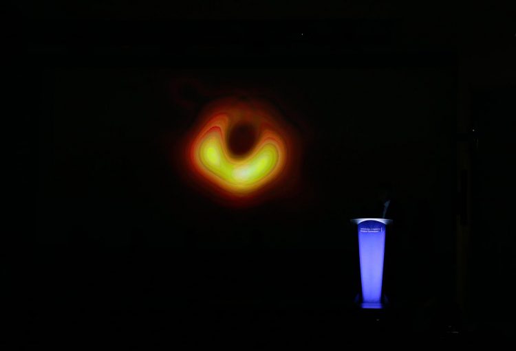 Foto de archivo de la primera imagen de un agujero negro, uno de los grandes misterios del universo, durante una rueda de prensa celebrada en la Comisión Europea, en Bruselas, Bélgica. EFE