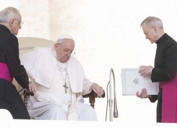 El papa en silla de ruedas por el dolor de la rodilla