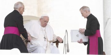El papa en silla de ruedas por el dolor de la rodilla
