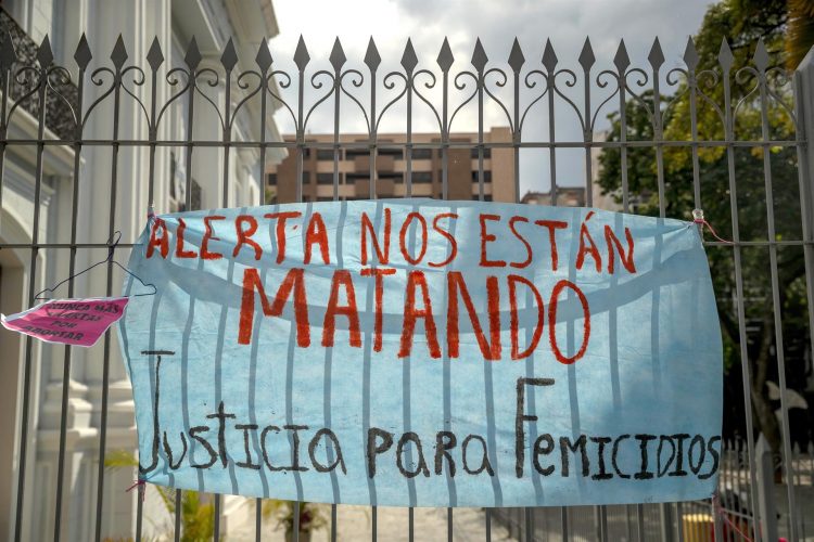 Vista de un cartel durante una movilización con motivo de la conmemoración del Día Internacional de la Eliminación de la Violencia contra la Mujer en Caracas, en una fotografía de archivo. EFE/Miguel GutiérrezEFE/