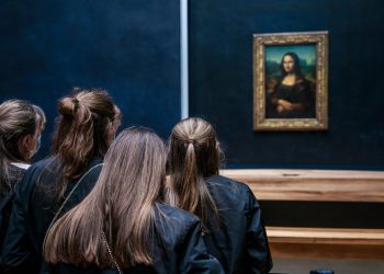 El Louvre evalúa el ataque con tarta a la Gioconda de un hombre disfrazado