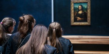 El Louvre evalúa el ataque con tarta a la Gioconda de un hombre disfrazado