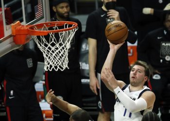 90-123. Doncic aplasta a los Suns y prolonga el sueño de los Mavs