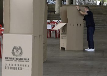 Colombia va altamente dividida a las urnas para elegir al próximo presidente