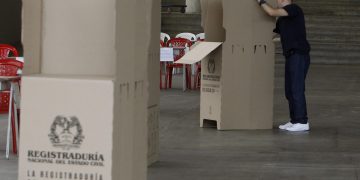 Colombia va altamente dividida a las urnas para elegir al próximo presidente