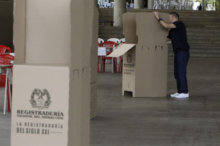 Un hombre prepara un puesto de votación hoy, en el recinto de Plaza Mayor en Medellín (Colombia). EFE/Luis Eduardo Noriega A.