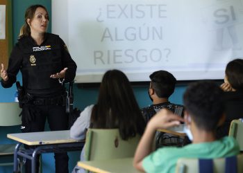 El mensaje de la Policía española en las aulas: «Las bandas no son un juego»