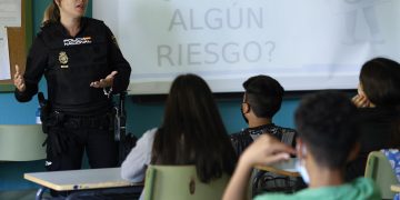 El mensaje de la Policía española en las aulas: «Las bandas no son un juego»