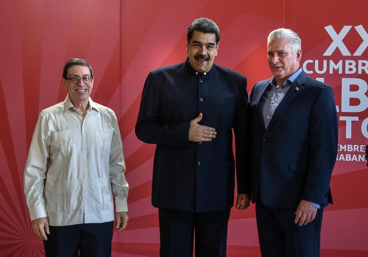 El presidente de Venezuela, Nicolás Maduro, junto a su homólogo de Cuba, Miguel Díaz-Canel (d), y el canciller cubano, Bruno Rodríguez (i)