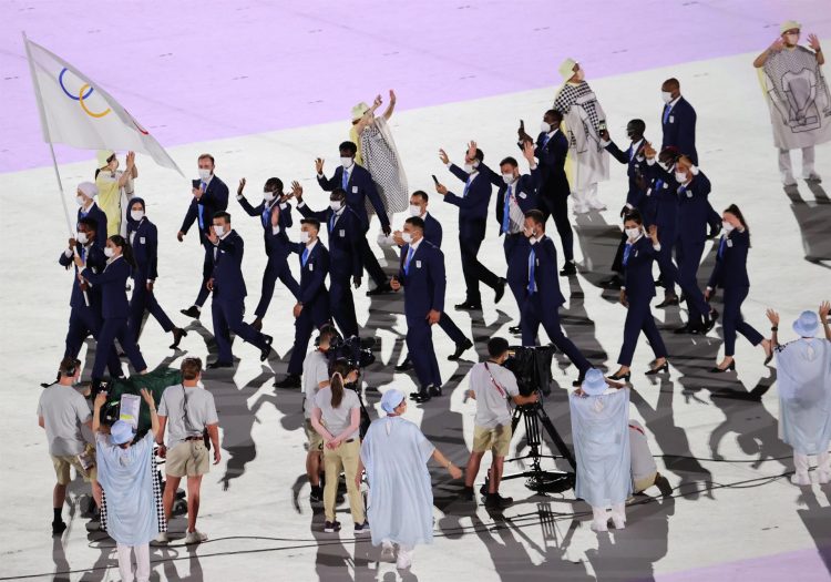 Miembros del equipo olímpico de refugiados mientras desfilan durante la ceremonia de inauguración de los Juegos Olímpicos de Tokio 2020, EFE
