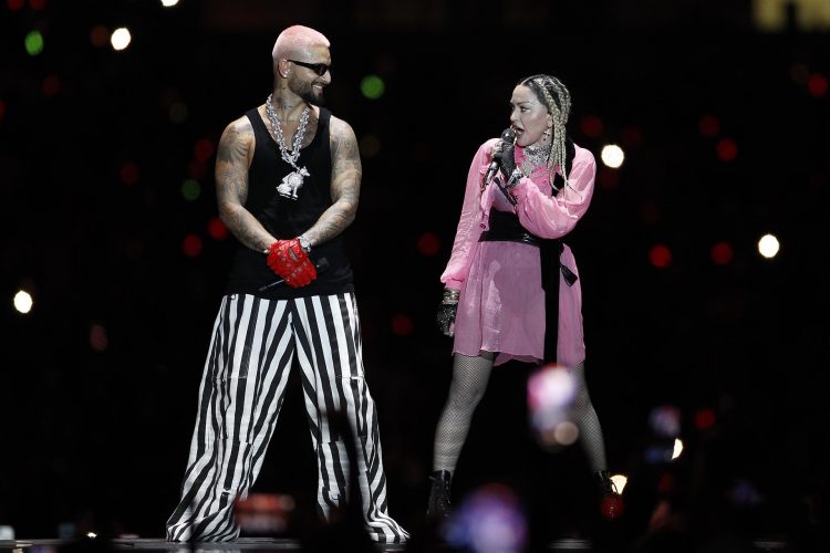 El cantante colombiano Maluma (i) canta hoy 30 de abril durante su concierto "Medallo en el mapa" en Medellín (Colombia) junto a la cantante Madonna (d). EFE/