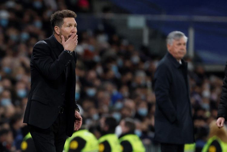 El entrenador del Atlético de Madrid Diego Pablo Simeone, y el entrenador del Real Madrid Carlo Ancelotti, durante un partido.- EFE