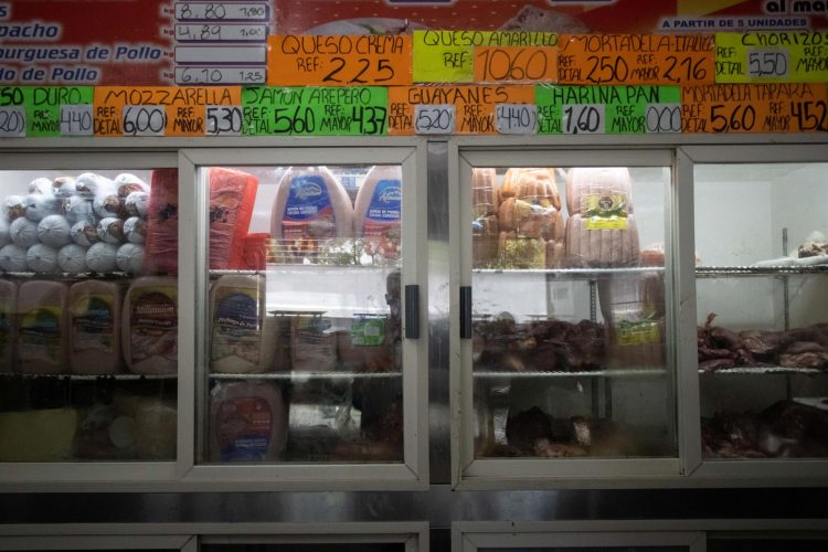 Fotografía de una nevera con carne y charcutería, el 20 de mayo de 2022, en Caracas. (Venezuela). EFE/ Ronald Peña