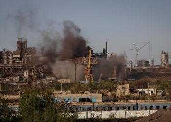 Tropas rusas reanudan el asalto a la acerería Azovstal tras la salida del convoy de la ONU
