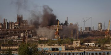 Tropas rusas reanudan el asalto a la acerería Azovstal tras la salida del convoy de la ONU