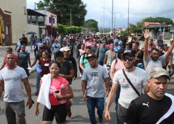 Nueva caravana con migrantes venezolanos parte desde frontera México-Guatemala