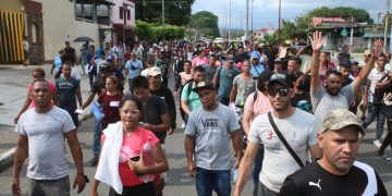 Nueva caravana con migrantes venezolanos parte desde frontera México-Guatemala