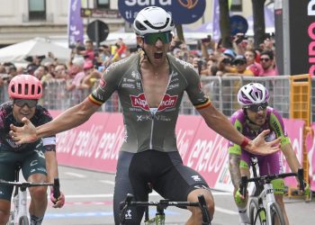 Giro de Italia | De Bondt evita la gloria de los esprinters, Carapaz sigue la vida en rosa