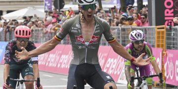 Giro de Italia | De Bondt evita la gloria de los esprinters, Carapaz sigue la vida en rosa