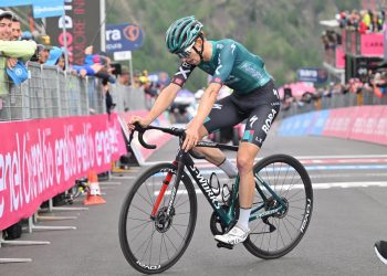 Hindley destrona a Carapaz en la Marmolada, donde se impone Covi