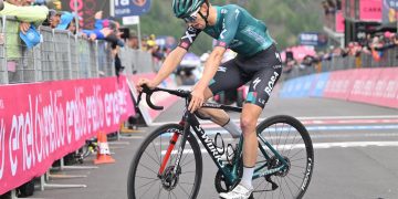 Hindley destrona a Carapaz en la Marmolada, donde se impone Covi