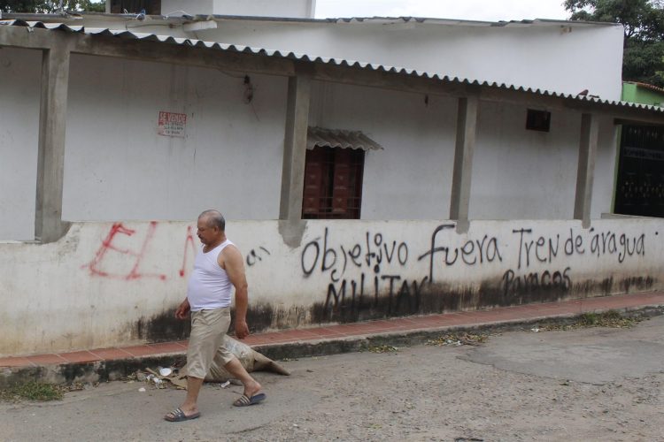 Fotografía del 02 de mayo de 2022 que muestra las paredes pintadas con letreros alusivos al grupo guerrillero Ejército de Liberación Nacional (ELN) en las calles del sector de La Parada, en Villa del Rosario (Colombia). EFE/ Mario Caicedo