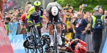 Mathieu Van der Poel  domina primera etapa del Giro de Italia