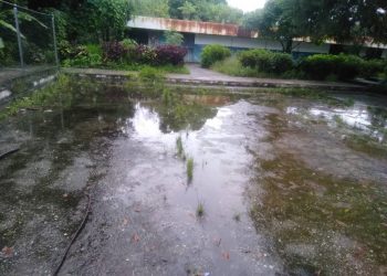 Mérida: U.E. Fermín Ruíz Valero desbordada por aguas negras
