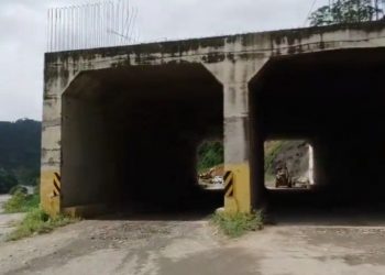 Maquinaria atiende daños a la vía en túnel falso entre Mérida y El Vigía