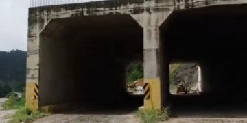 Maquinaria atiende daños a la vía en túnel falso entre Mérida y El Vigía