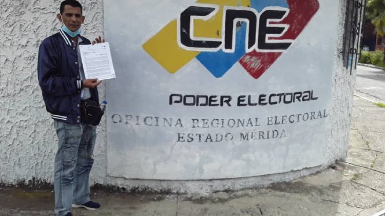 José Paredes, Coordinador Electoral de Súmate Mérida, tras entregar la carta ante la ORE-Mérida